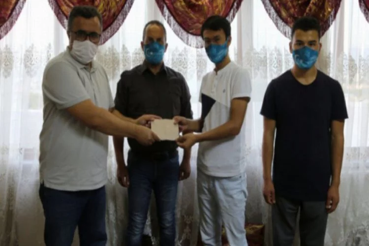 Bursa'da Uygur Türk'ü öğrencilere para yardımı yapıldı