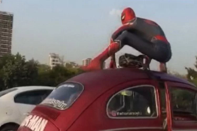 Trafikte "Örümcek Adam" sürprizi