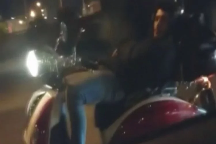 Bursa'da motosikleti sırtüstü yatarak kullanan sürücünün cezası kesildi!
