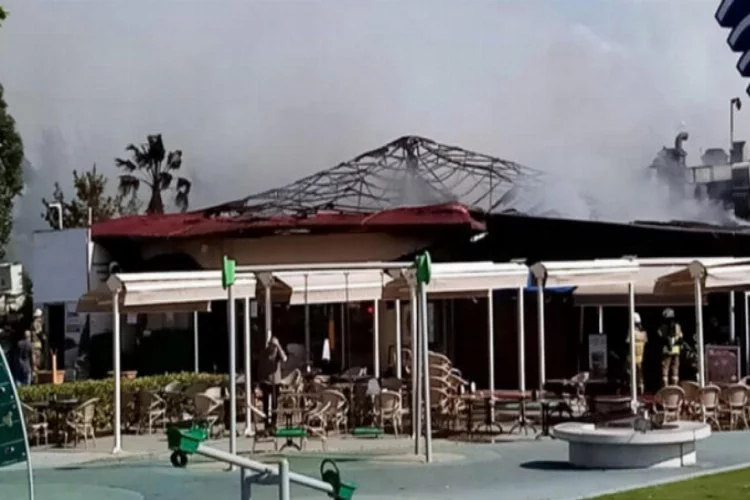Kafenin çatısı yandı, müşteriler kaçtı!