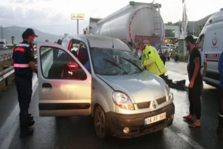 Bursa'da hafif ticari araç tankere çarptı