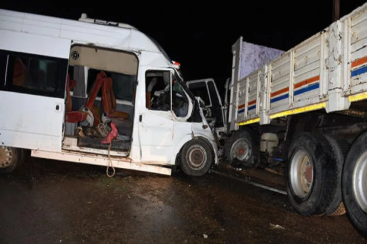 Bartın'da kamyon ile minibüs çarpıştı: 15 yaralı