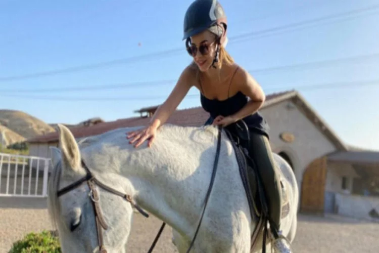 Kapadokya'da at binmeyi öğreniyor