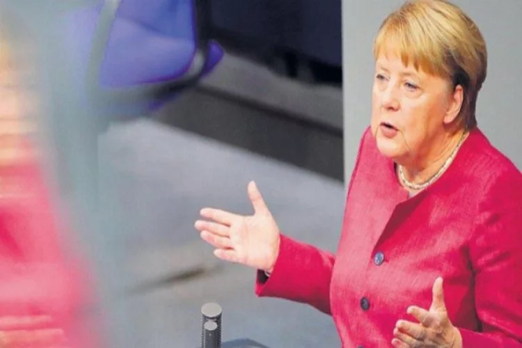 Merkel'den Türkiye'ye övgü dolu sözler