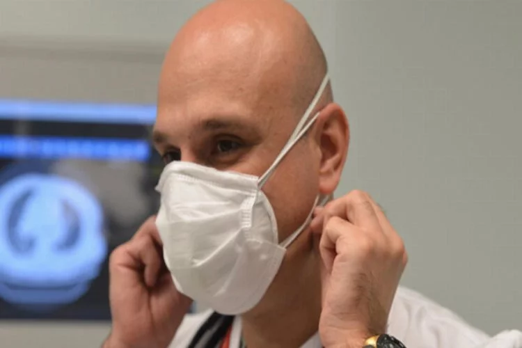Koronavirüs Bilim Kurulu Üyesi çift maske ile korunuyor