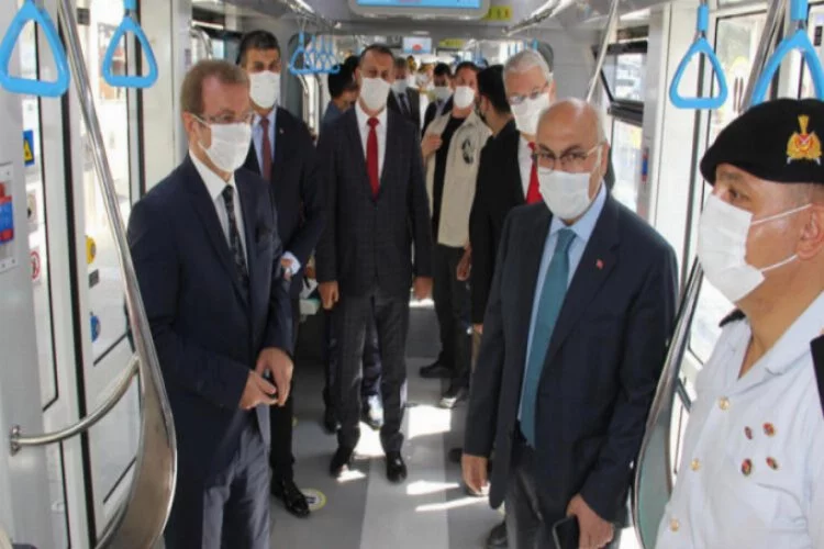 İzmir Valisi Köşger, koronavirüs denetimi için tramvaya bindi