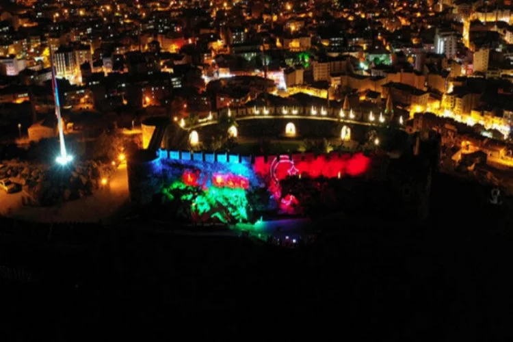 Nevşehir Kalesi'ni Azerbaycan ve Türk bayrağı aydınlattı