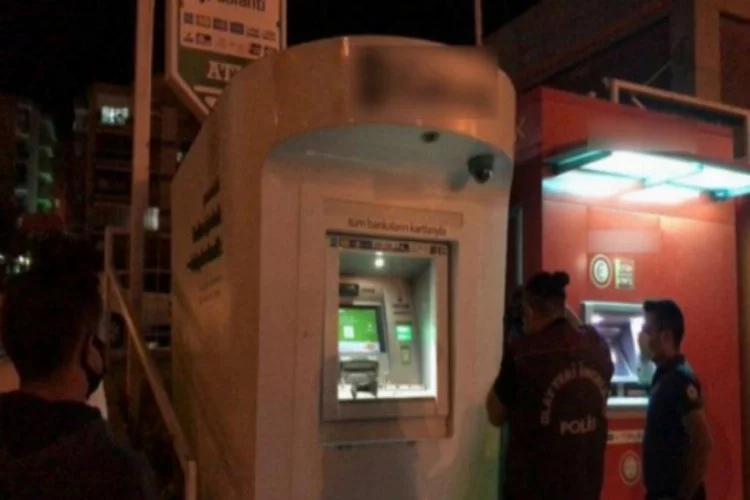 ATM'ye yerleştirilen kameralı kopyalama aparatını vatandaş fark etti