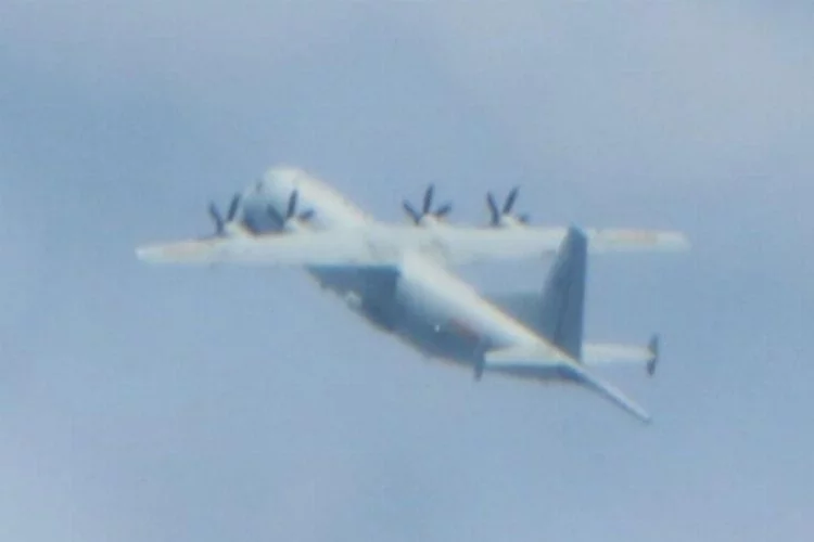 Çin askeri uçağı hava sahasına girdi, savaş jetleri havalandı!
