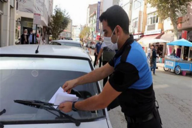 Polisten, araçtan hırsızlığa karşı 'trafik ceza makbuzu' şeklinde uyarı broşürü