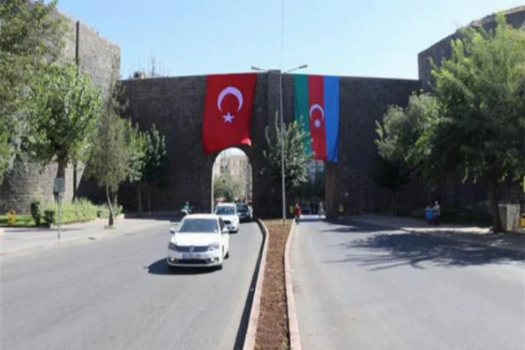 Diyarbakır surlarına Türk ve Azerbaycan bayrakları asıldı