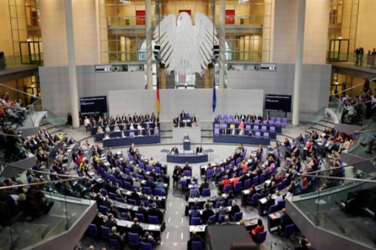 Alman federal meclisinde maske takma zorunluluğu
