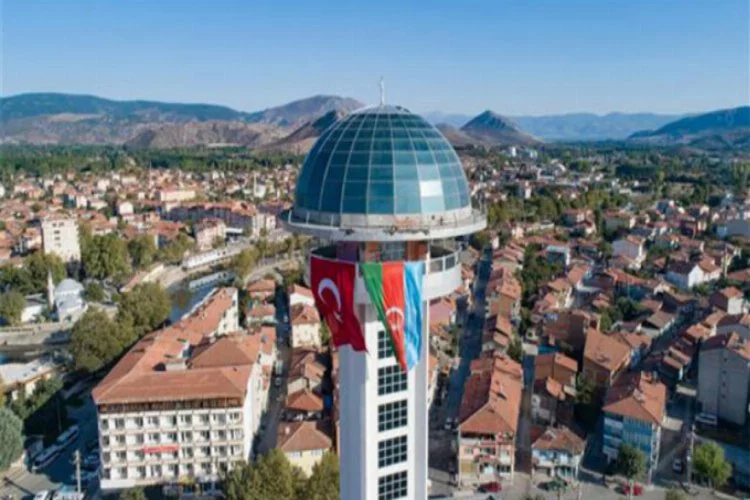 66 metre yükseklikteki kuleye Azerbaycan bayrağı asıldı