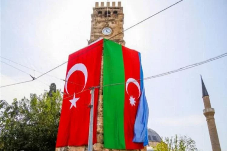 Tarihi simgelere Türk ve Azerbaycan bayrakları asıldı