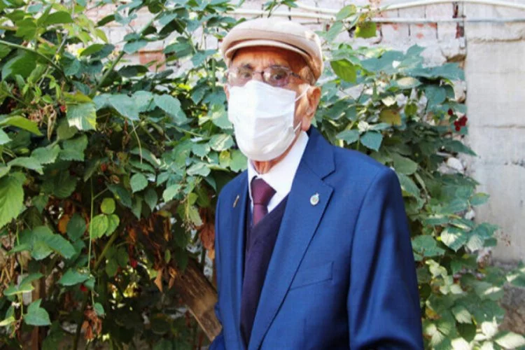 91 yaşındaki emekli öğretmen koronavirüsü yendi