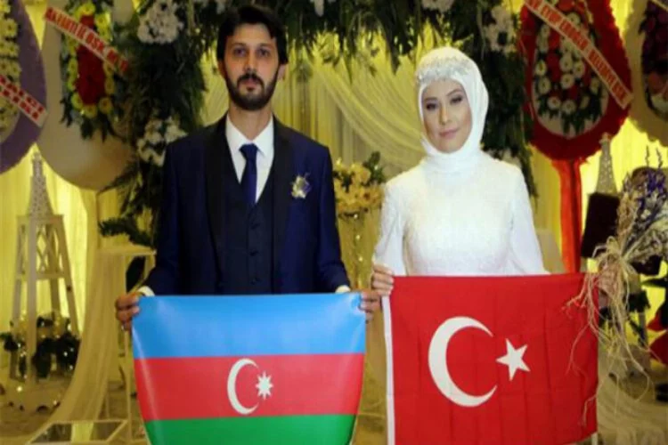 Düğünlerinde Türk ve Azerbaycan bayrağı açtılar