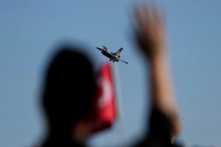 Bursa'da SOLOTÜRK'ten gösteri uçuşu