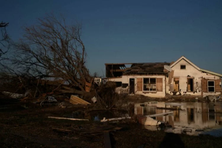 Delta Kasırgası yüz binlerce kişiyi elektriksiz bıraktı