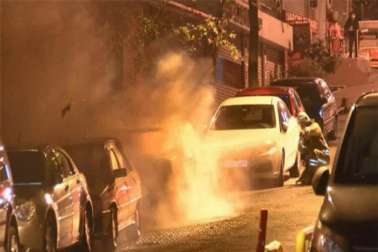 Fatih'te park halindeki otomobil alev alev yandı