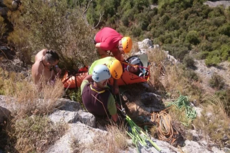 Bursa'da kanyondan yuvarlanan dağcıyı kaskı ölümden kurtardı