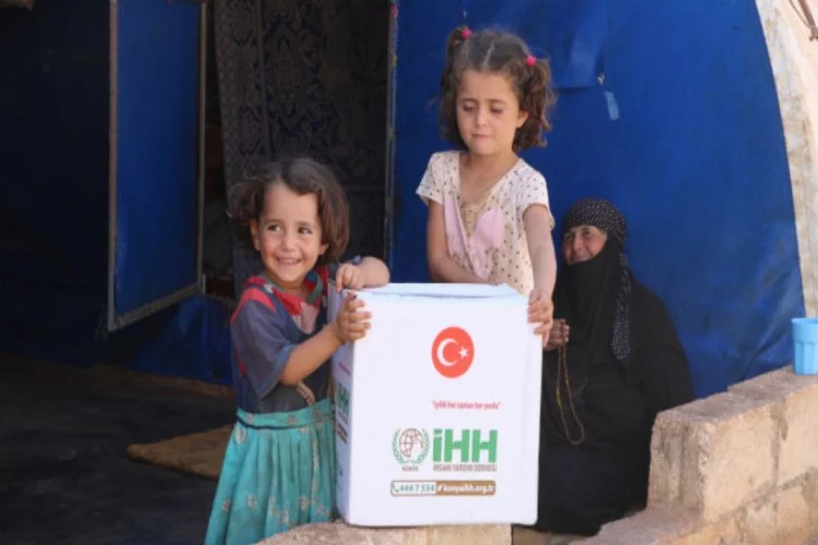 İdlib'teki ailelere gıda yardımı yapıldı