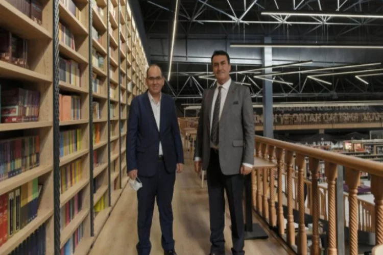 Bursa Osmangazi Belediye Başkanı Dündar, dev kitap merkezini gezdi