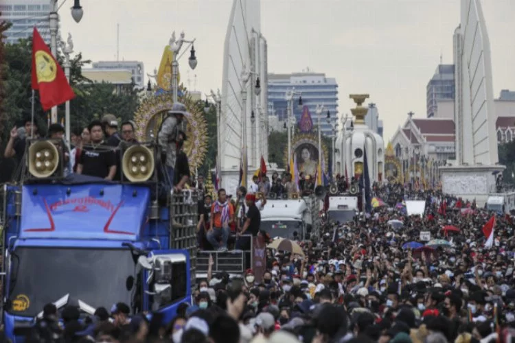 Tayland'da göstericiler sokaklara döküldü
