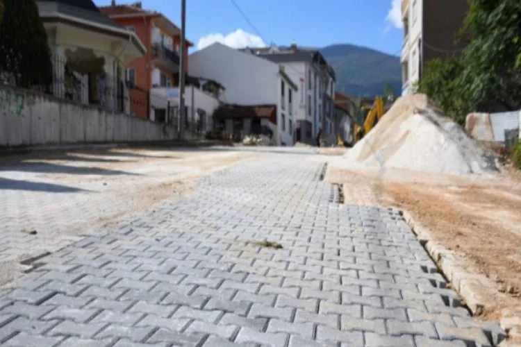 Bursa Yeniceköy'de 15 sokakta parke taşları yenileniyor