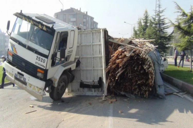 Bursa'da odun yüklü kamyon, kamyonetin üzerine devrildi!
