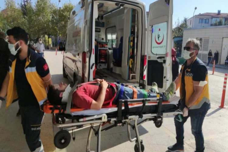Bursa'da seyir halindeki minibüsten düşerek yaralandı