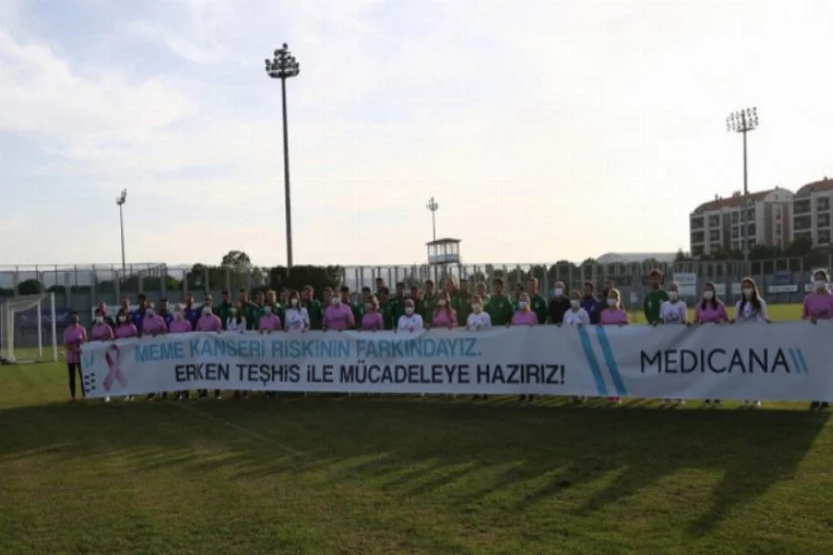 Bursaspor antrenmanında meme kanserine dikkat çekildi