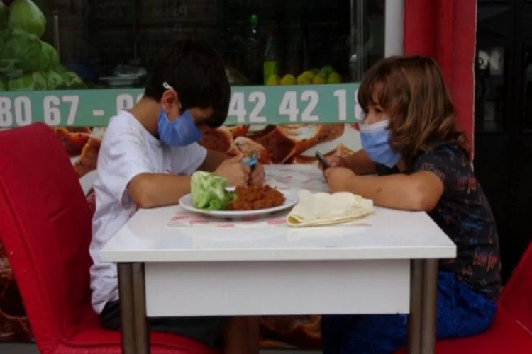 Bursa'da çiğ köfteciden öğrencilere bedava internet ve yemek jesti