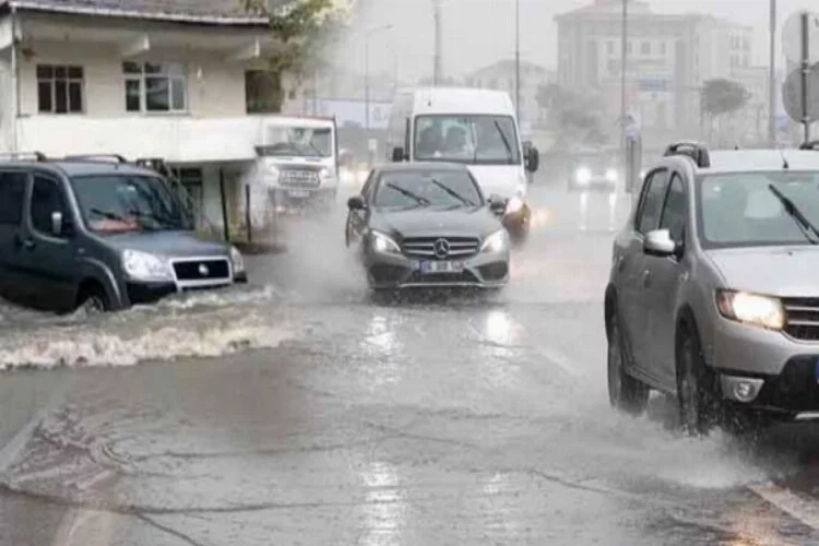 Sağanak yağış İstanbul'da yolları göle çevirdi!