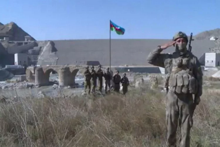 ''Tarihi Hudaferin Köprüsü'ne Azerbaycan bayrağı dikildi''