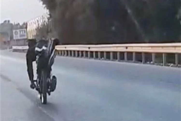 Motosiklet sürücüsünün tehlikeli yolculuğu kamerada
