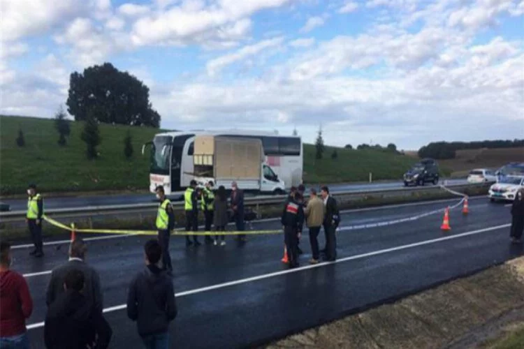 Trafiğe kapalı yolda otomobil motosikletle çarpıştı: 1 ölü,1 yaralı