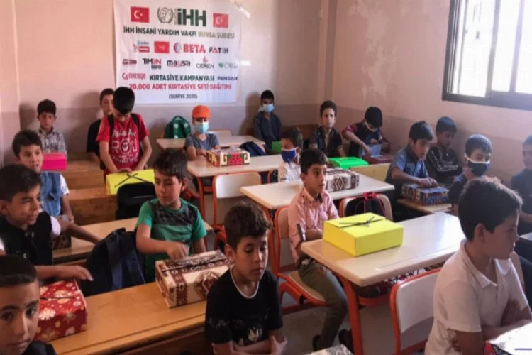 Bursa'da Suriyeli öğrencilere kırtasiye seti desteği