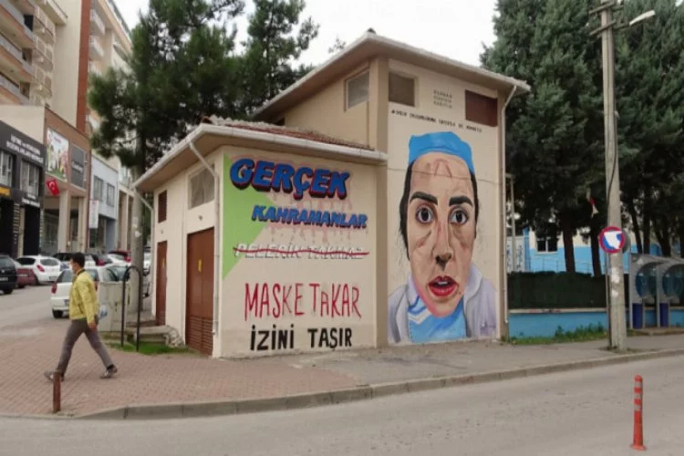 Bursa'da sağlık çalışanlarının zorlu mücadelesi trafoya resmedildi