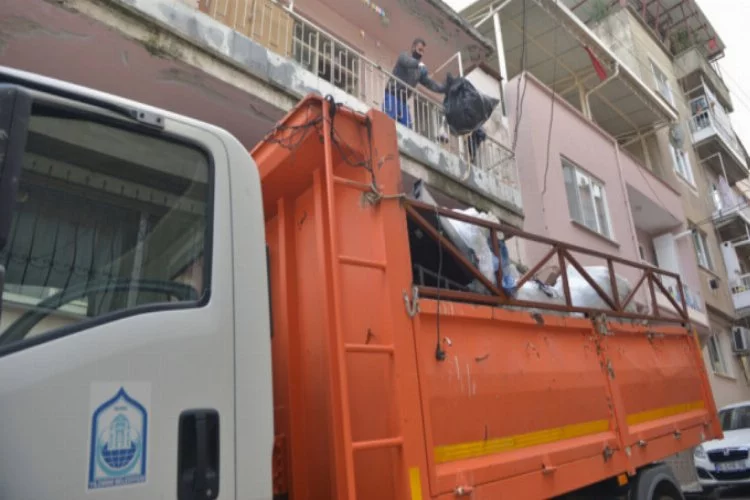 Bursa'da 3 katlı evden 3 kamyon çöp çıktı!