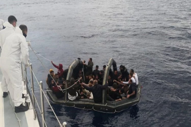 Türk kara sularına itilen yüzlerce sığınmacı kurtarıldı