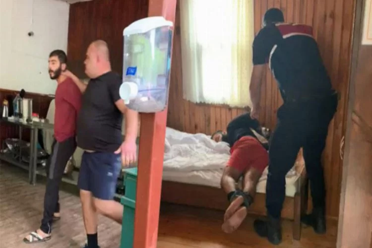 Rus otel sahibi, el ve ayaklarını bağladığı kiracısını dövdü