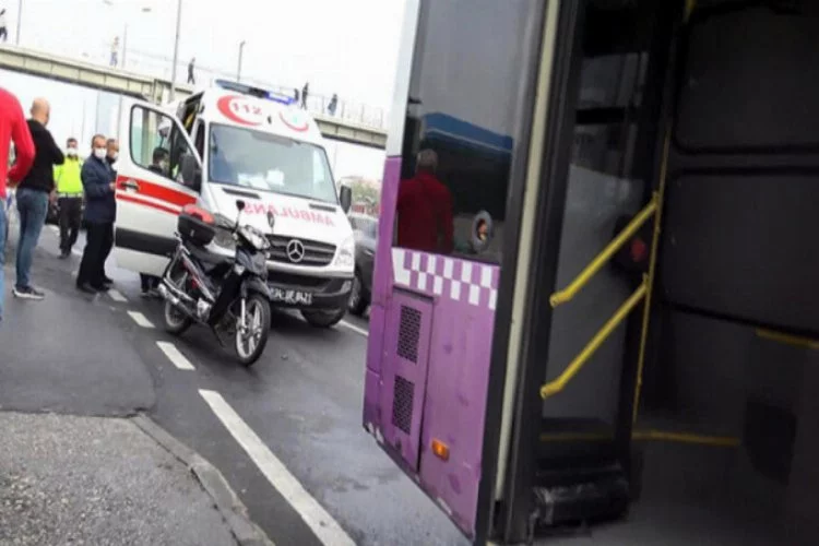 Durağa yanaşan İETT otobüsüne alkollü motosiklet sürücüsü çarptı