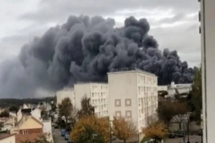 Fransa'da 8 bin metrekarelik depoda yangın çıktı