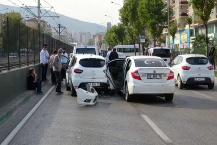 Bursa'da 8 aracın karıştığı zincirleme kaza!