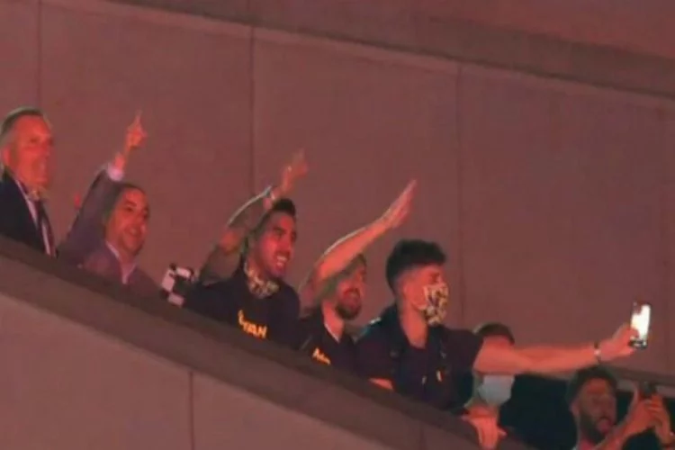 Fenerbahçeli futbolculardan taraftara balkon sürprizi!