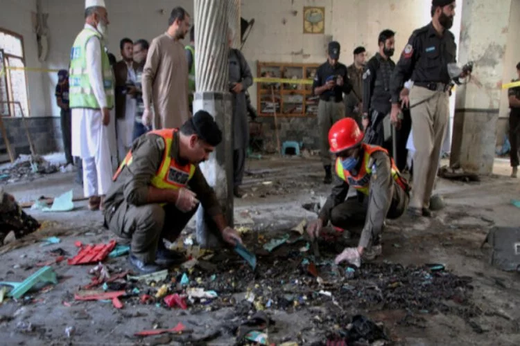 Pakistan'da medreseye bombalı saldırı! 7 ölü, 100 yaralı