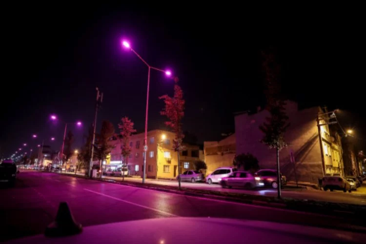 Bursa'da sokak lambaları pembe yandı