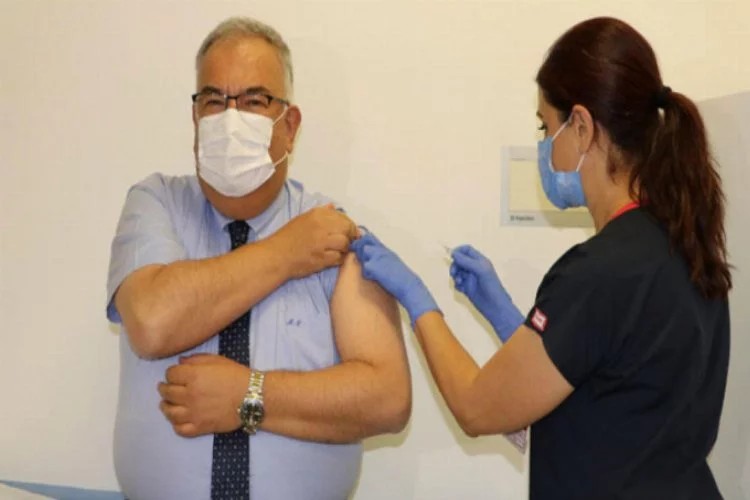 Aşı gönüllüsü profesöre, Çin'in koronavirüs aşısının ikinci dozu yapıldı