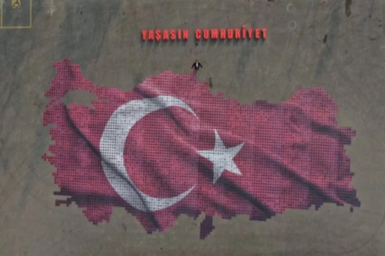 Bursa'da Cumhuriyet sevgisini dev tablo ile sergilediler!