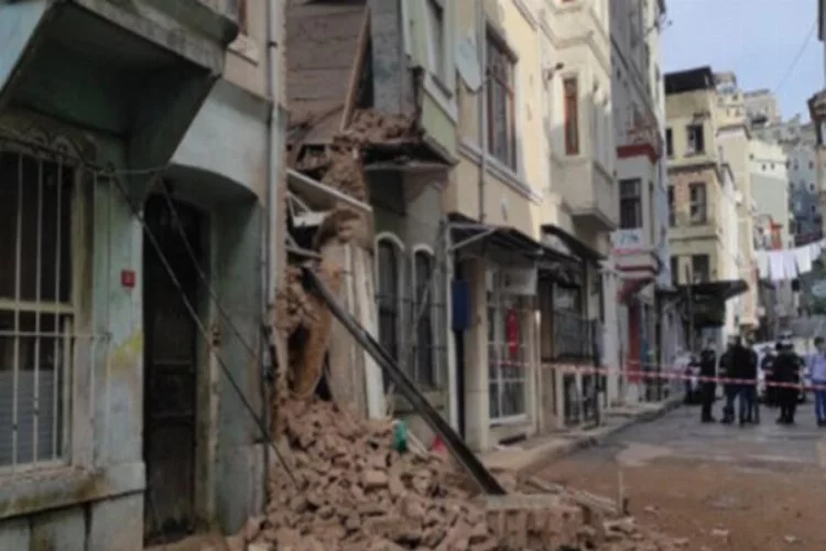 Beyoğlu'nda 2 katlı boş bina çöktü